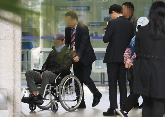 휠체어 탄 조국 동생      (서울=연합뉴스) 이지은 기자 = 웅동학원 채용비리와 허위소송 혐의를 받는 조국 전 법무부 장관의 동생 조모 씨가 21일 오후 서울 서초구 서울중앙지검에 휠체어를 타고 출석하고 있다. 조씨는 허리디스크 등 건강 이상을 호소하며 수술을 받기 위해 부산 지역 병원에 머물러왔다. 2019.10.21      jieunlee@yna.co.kr  (끝)